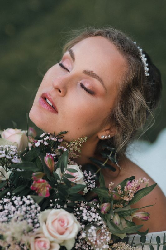 Braut beim After-Wedding-Shooting mit Brautstrauß