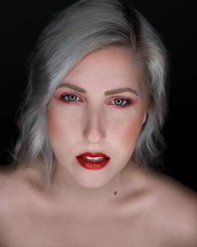 Portrait mit roten Lippen und silbernem Haar, Make-up und Foto von Manu