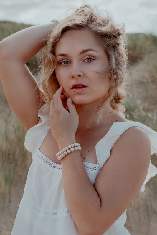 Portrait mit Make-up und Foto aus einer Hand