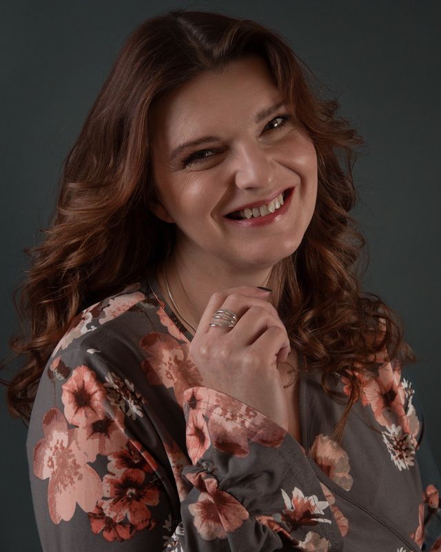 Lachende Frau mit Locken