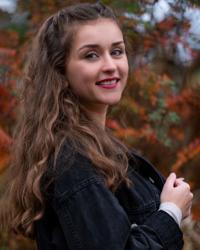 Portrait einer Frau im Herbstlaub