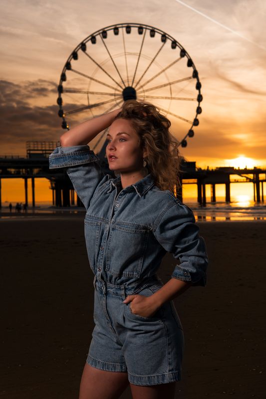 Portrait vor dem Riesenrad im Abendlicht